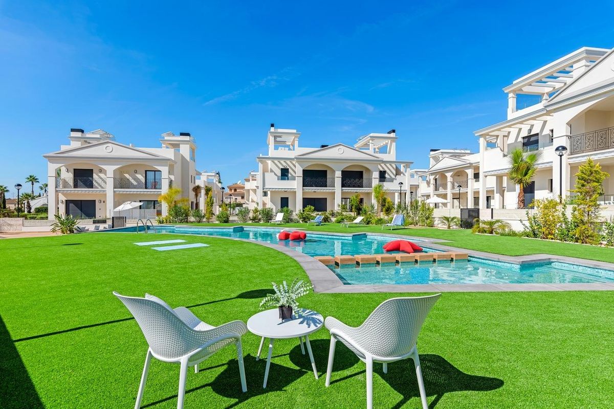 Charmante zithoek bij de pool van het appartementencomplex in Rojales, uitnodigend voor ontspanning.