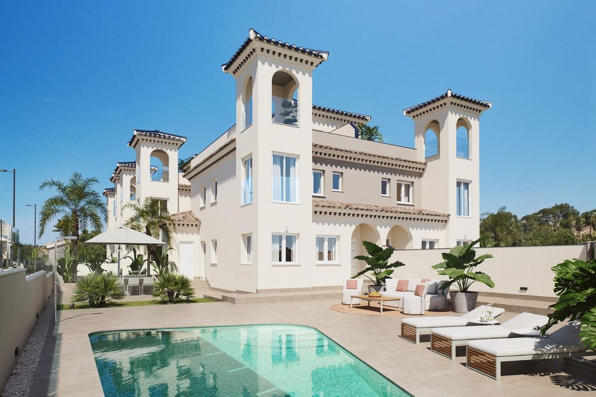 Achterzijde van een stijlvolle 4-slaapkamer bungalow in Bigastro, met een zwembad en een buiten loungegedeelte.