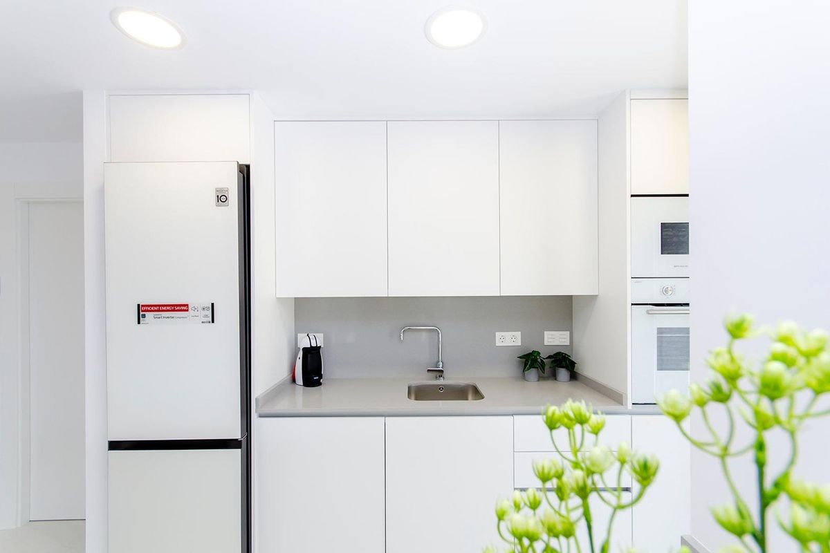 Moderne keukenapparatuur getoond in een minimalistisch ontwerp in een 3-slaapkamer villa, Orihuela, Costa Blanca.