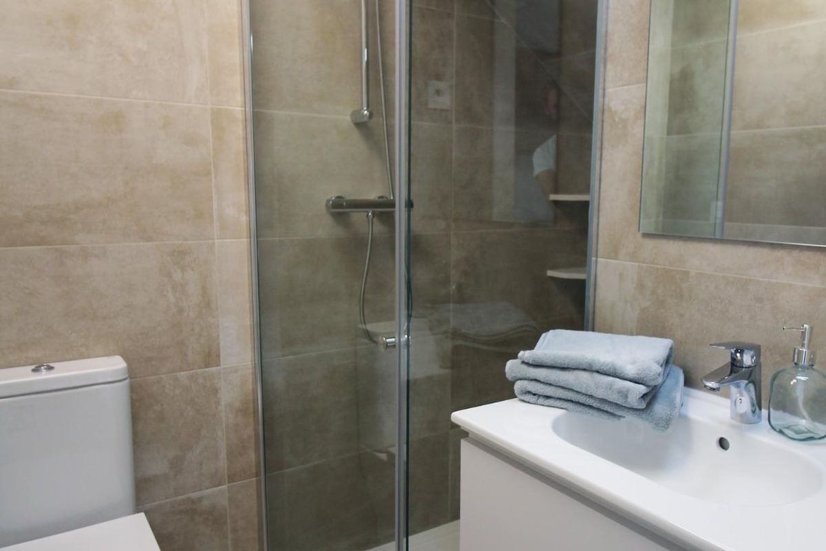 Een ander uitzicht op de stijlvolle badkamer met inloopdouche en modern ontwerp in Pilar de La Horadada.