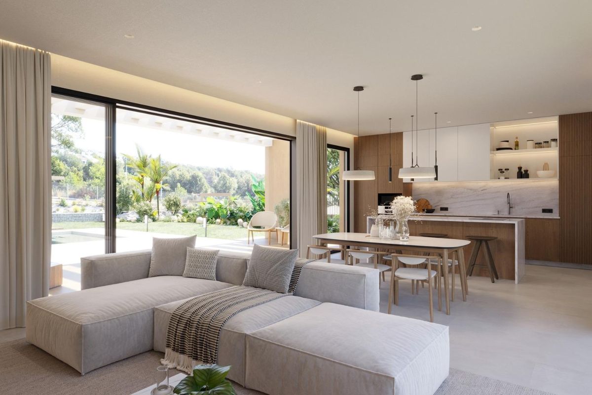 Contemporary eetkamer en keuken in de villa, met uitzicht op de tuin en buitenruimte.