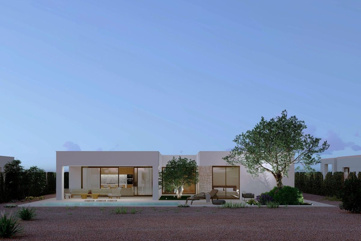 Avondzicht op een moderne 4-slaapkamer villa in Fuente Álamo, met buitenzithoek en sfeervolle verlichting.