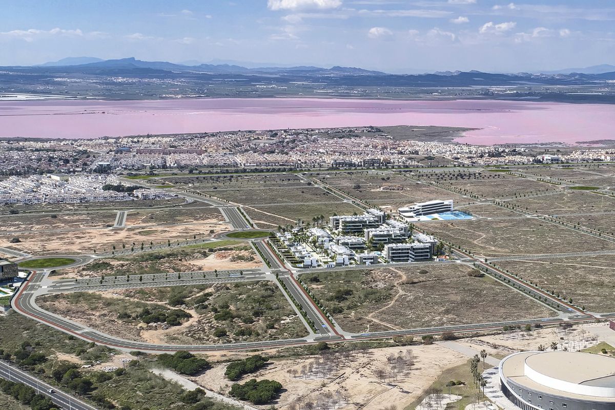 Luchtfoto van Torrevieja met de roze zoutmeren en omgeving van Costa Blanca Zuid, Spanje.