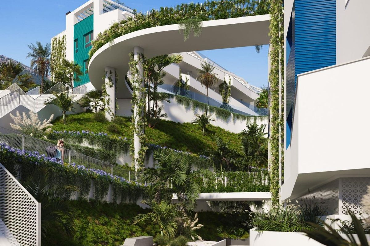 Hedendaags gebouwontwerp omringd door weelderig groen, gelegen in Mijas, Costa del Sol.