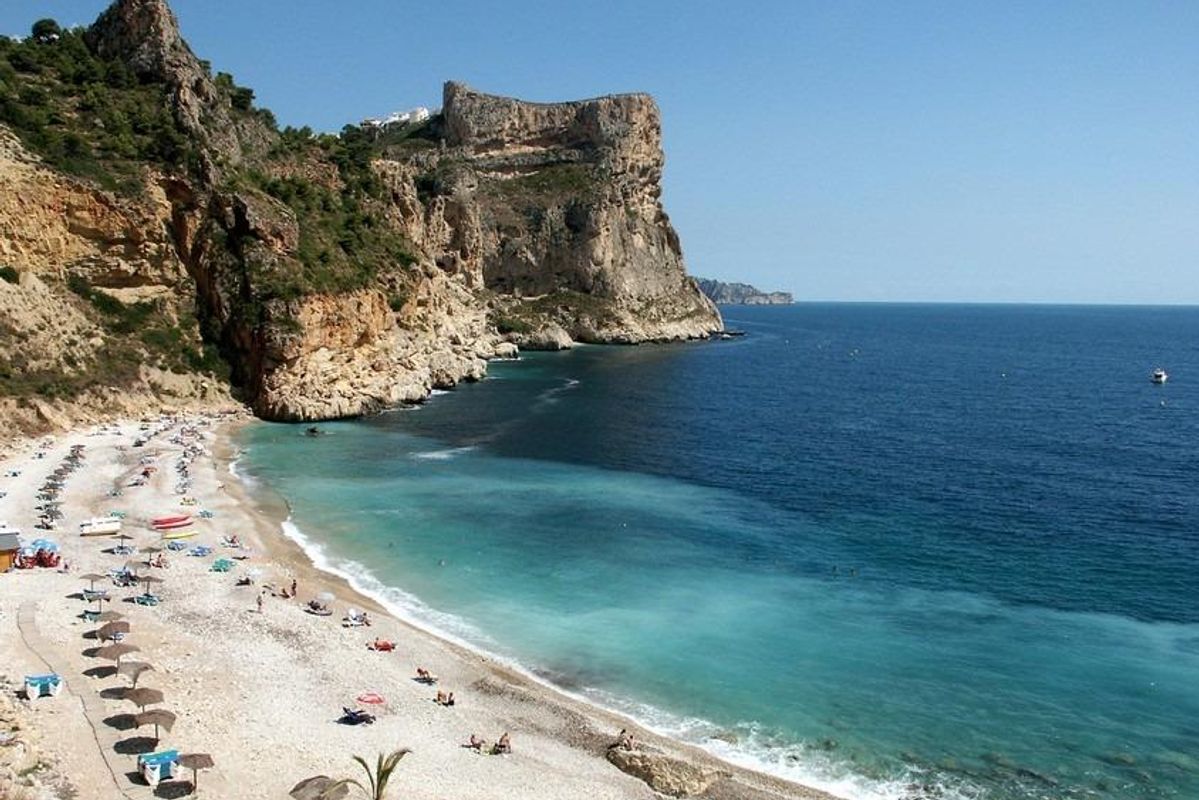 Levendig strand nabij Benitachell, ideaal voor zonnebaden en genieten van de Middellandse Zee.
