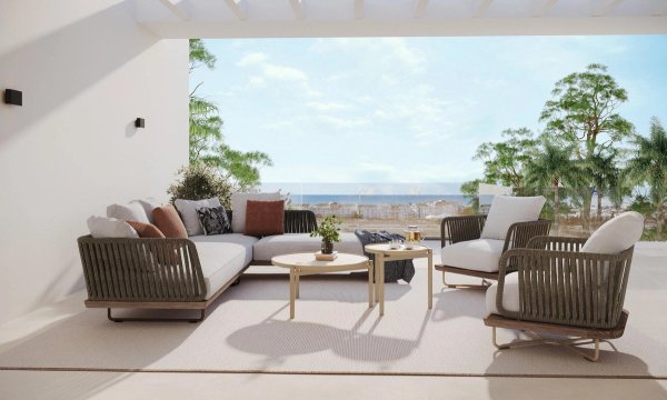 Stijlvol terras met zitgedeelte en uitzicht op zee in een 3-slaapkamerappartement in Estepona, Costa del Sol.
