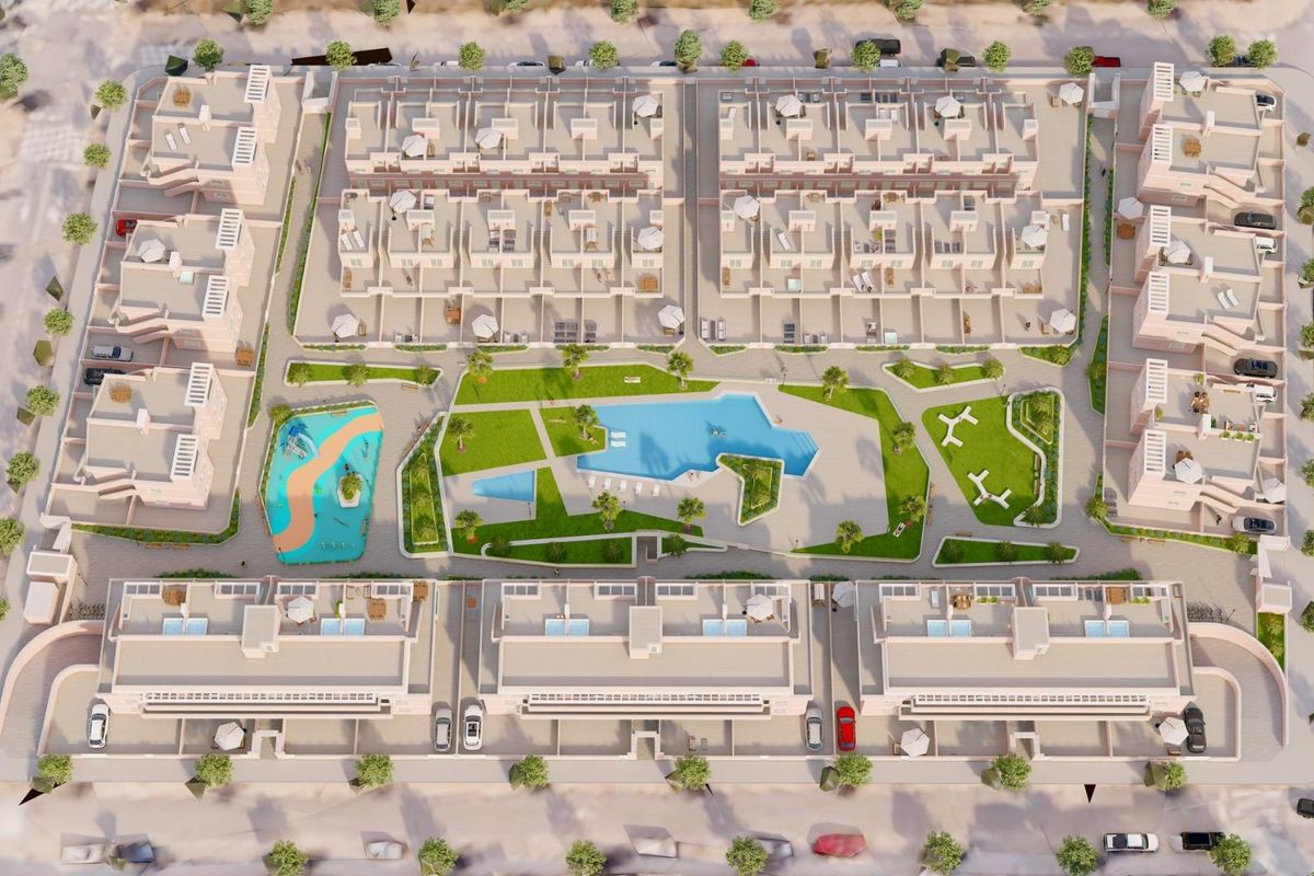 Luchtfoto van het vastgoedcomplex in Pilar de La Horadada, met zwembaden en groene ruimtes.