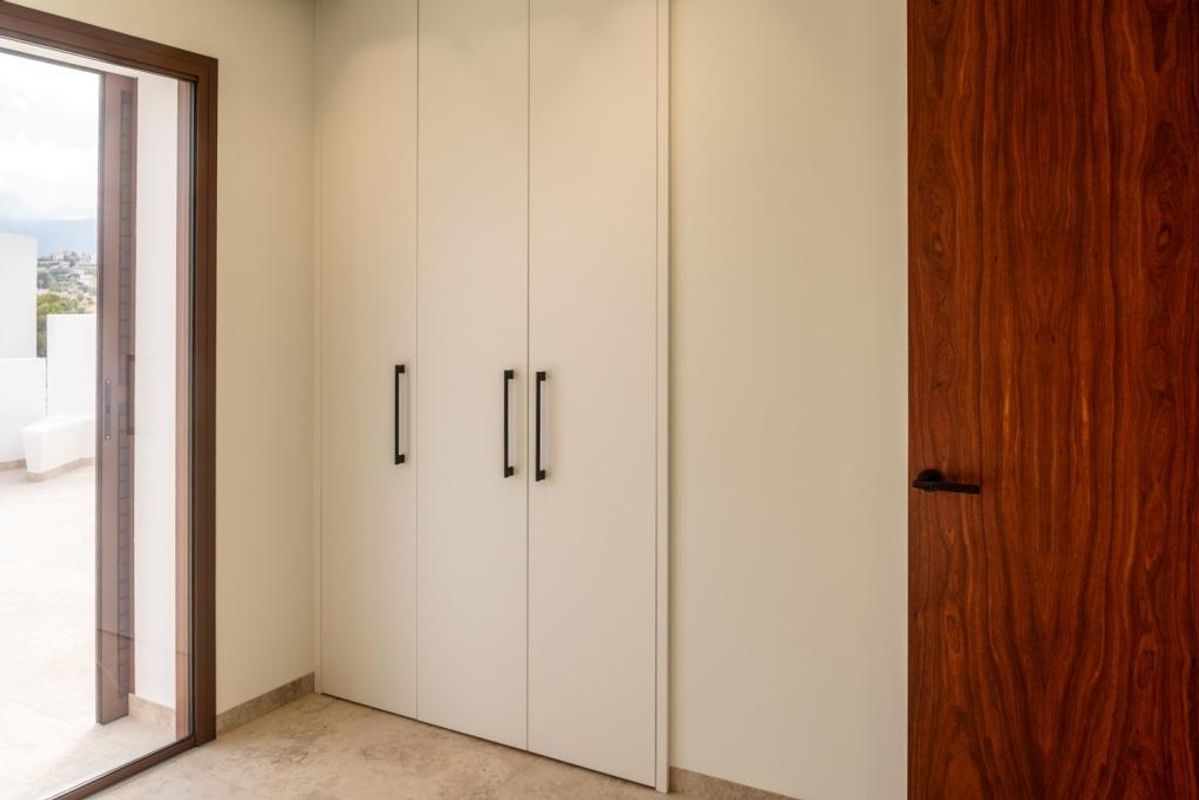 Netjes georganiseerde kast in een ruime kamer, onderdeel van een stijlvolle villa in Calpe, Costa Blanca Noord.