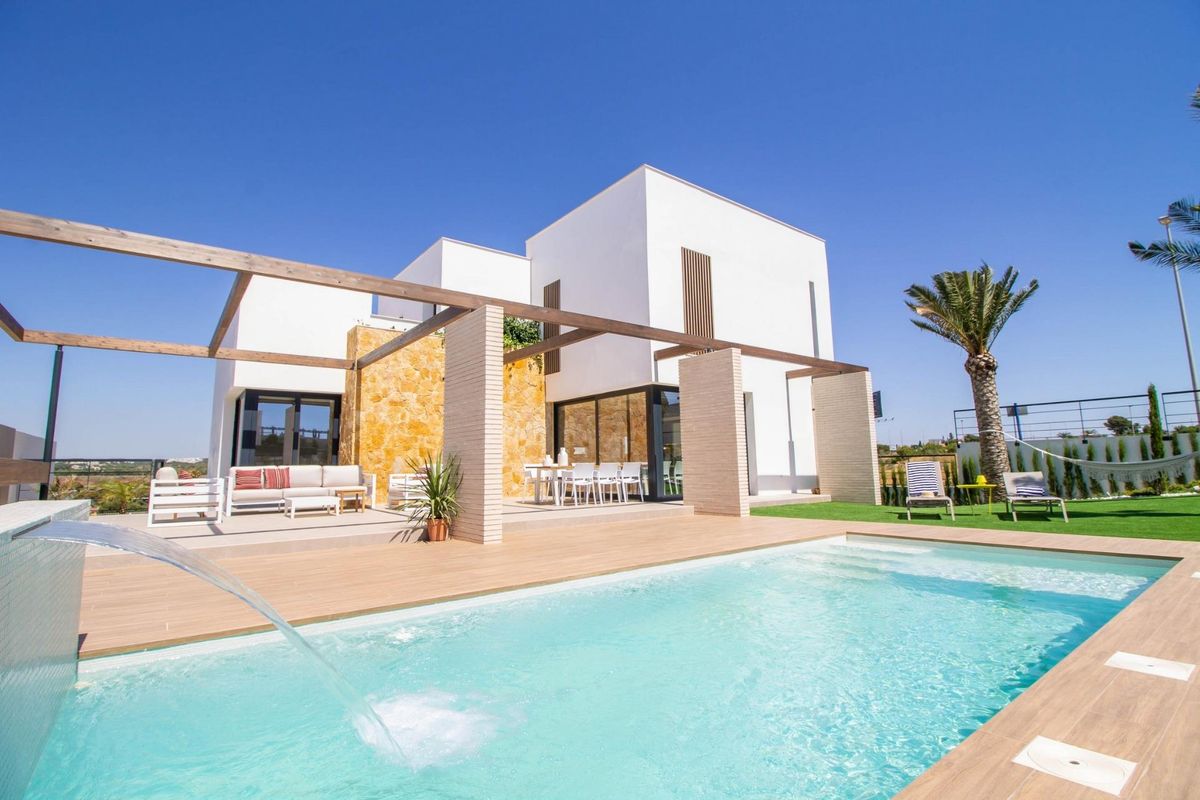 Mooie buitenterras van de 4-slaapkamer villa in Orihuela Costa, met zwembad en eetruimte.
