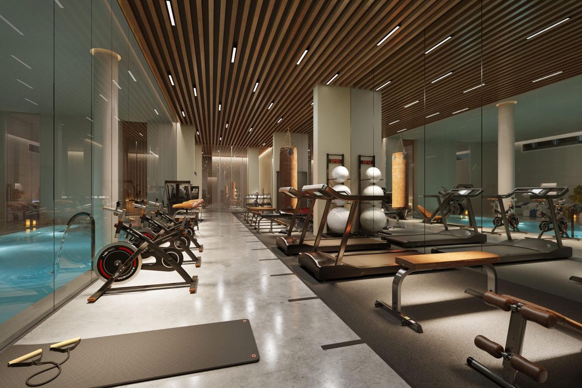 Goed uitgeruste gym met moderne fitnessapparaten in een luxe penthouse in Marbella, Costa del Sol.