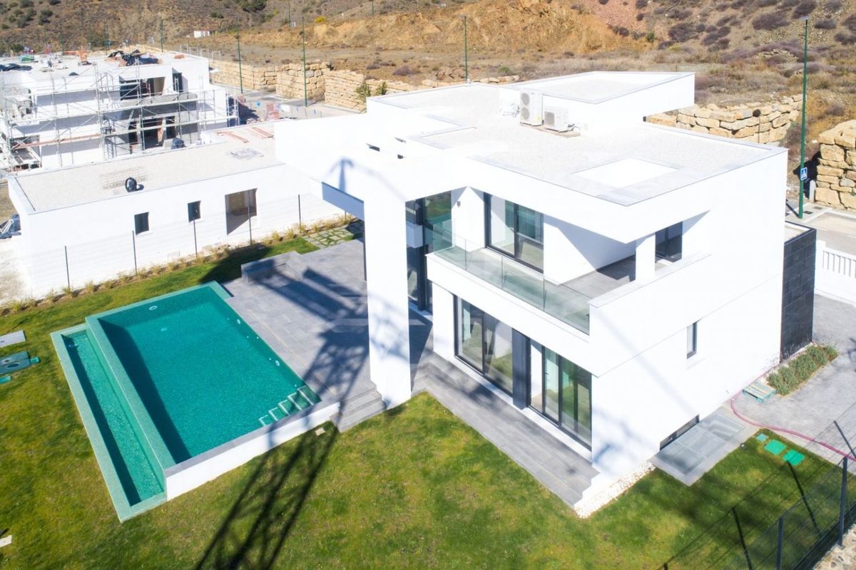 Luchtfoto van een hedendaagse 4-slaapkamer villa in Málaga met zwembad en groene tuin.