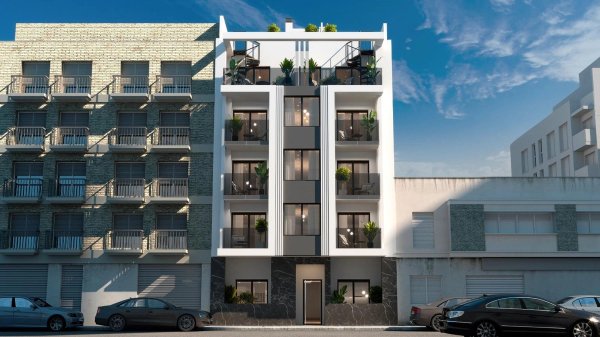 Moderne penthousegebouw buitenkant in Torrevieja, met balkons en groenvoorzieningen.