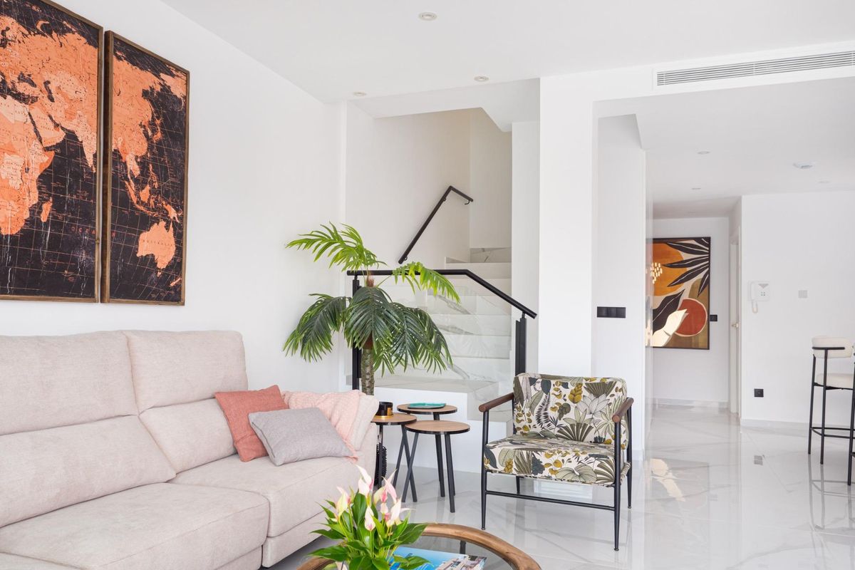 Gezellige woonkamer met wereldkaart wanddecoratie en zachte meubels in een villa in San Pedro del Pinatar.