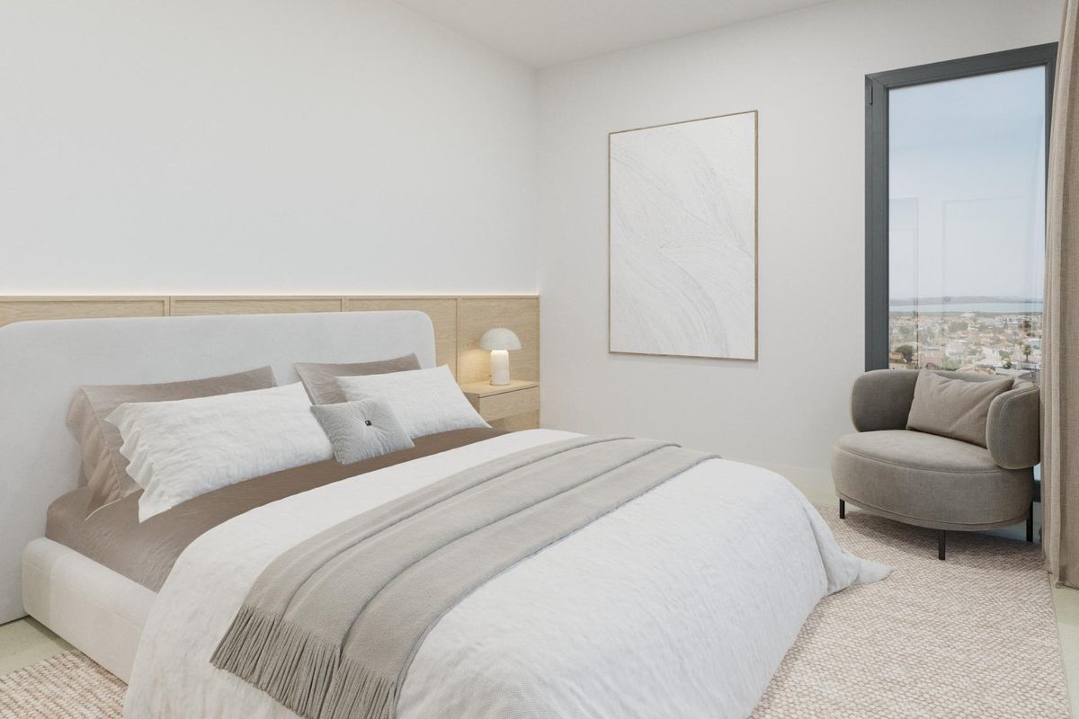 Goed ontworpen slaapkamer met een gezellige zithoek en mooi uitzicht in een villa in Ciudad Quesada.