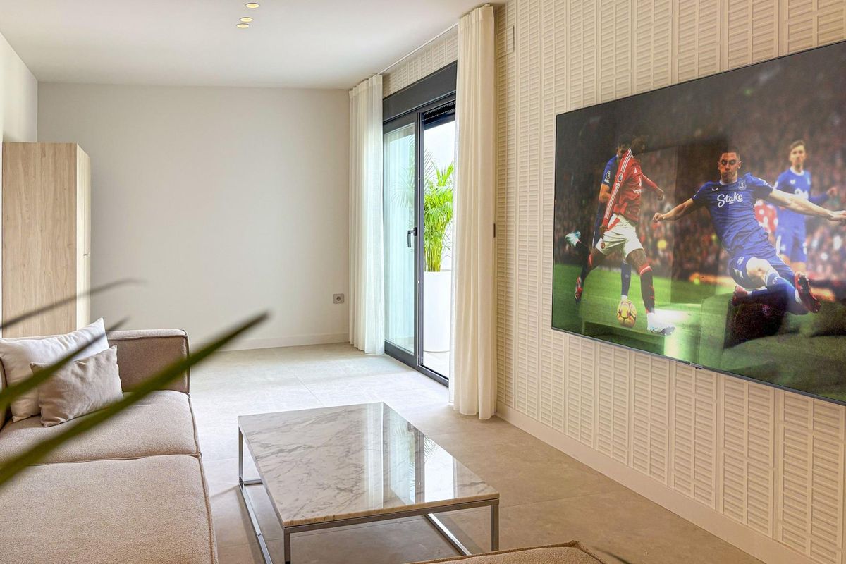 Welkom in de woonkamer van de villa in Rojales, met een tv en moderne decoratie.