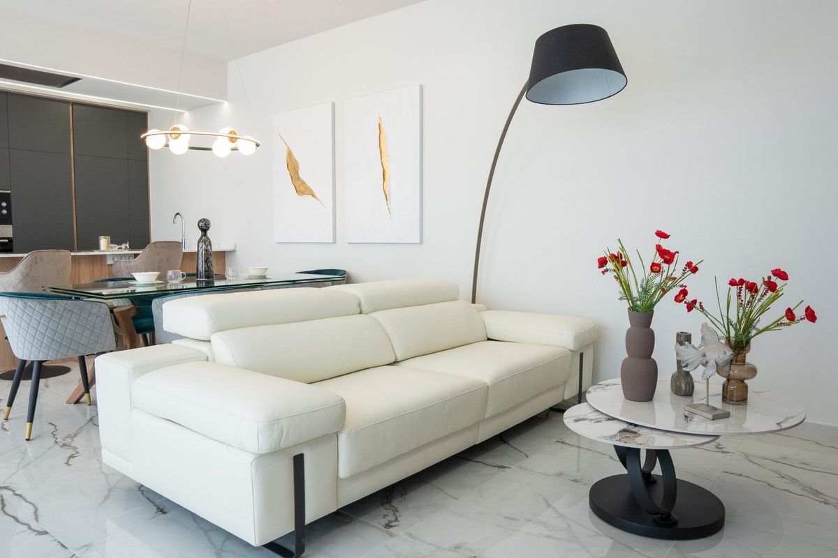 Felle woonkamer in een 3-slaapkamer villa in Ciudad Quesada, met moderne inrichting en een stijlvolle bank.