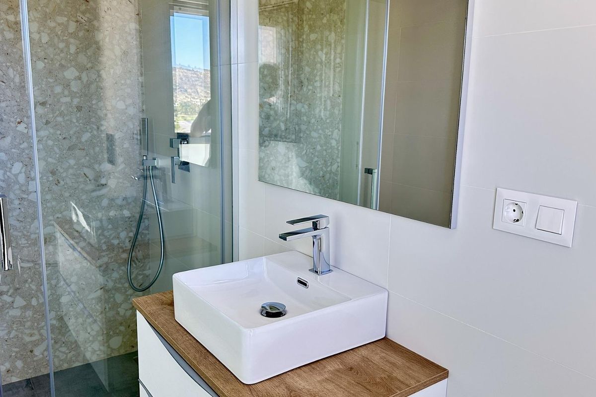 Elegante badkamer met inloopdouche en wastafel in een 4-slaapkamer villa in Algorfa, Costa Blanca Zuid.