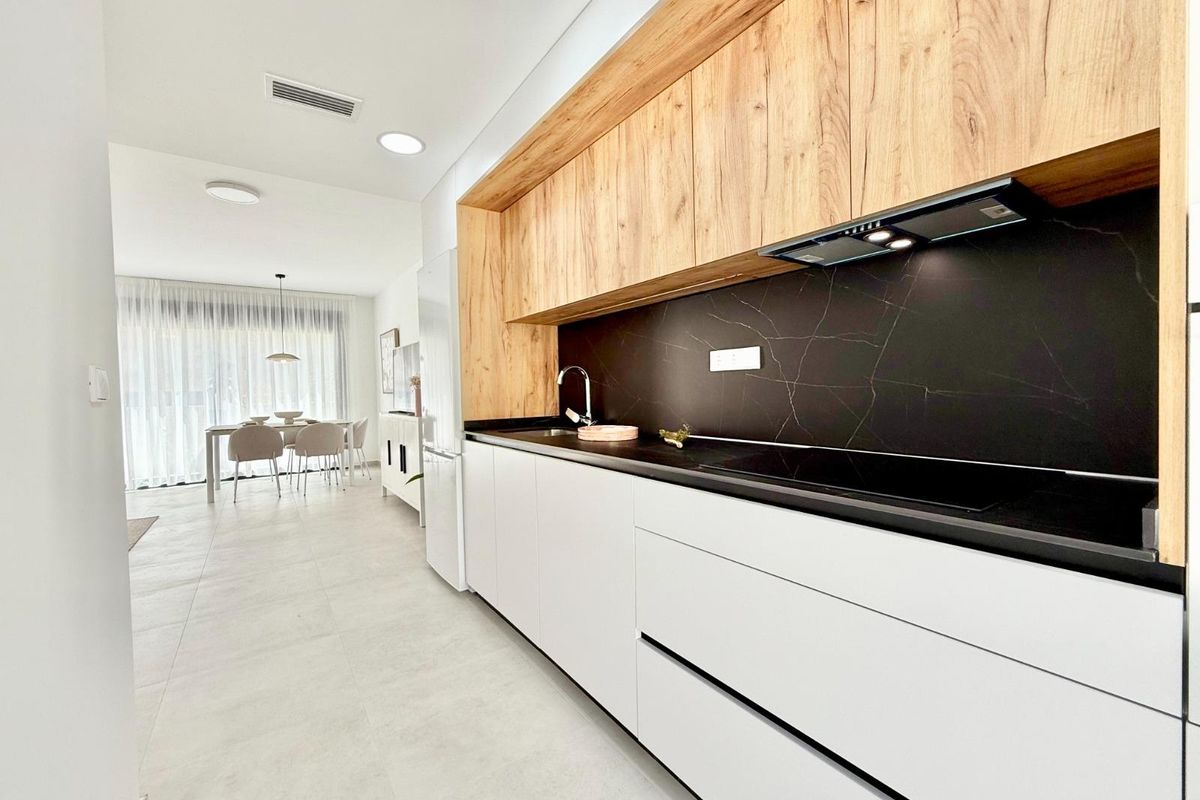 Moderne keuken met houten accenten en strak design in een townhouse in Cox, Costa Blanca.