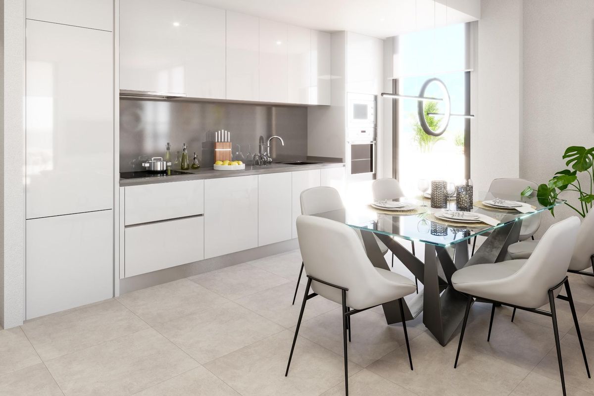 Moderne keuken in een 3-slaapkamer appartement in Vera, uitgerust met stijlvolle apparaten en eetruimte.