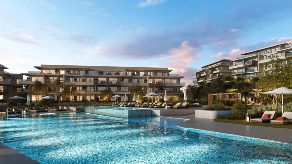 Buitengezicht van een modern appartementencomplex met zwembad in Mijas, Costa del Sol, Spanje.