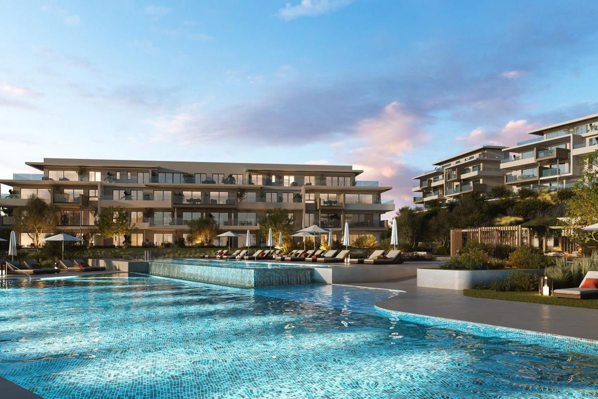 Zicht op het buitenzwembad met ligstoelen in een modern appartementencomplex in Mijas, Costa del Sol.