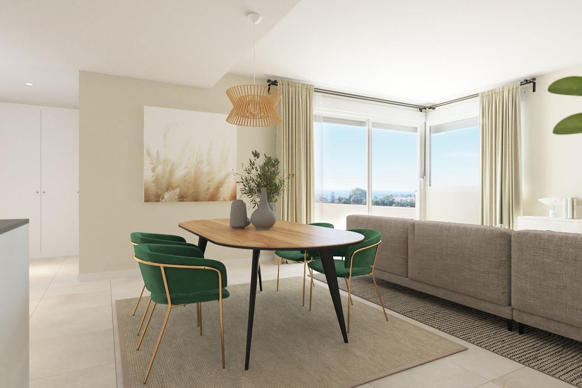 Gezellige eetruimte met grote ramen die uitzicht bieden in een appartement met 2 slaapkamers in Estepona.