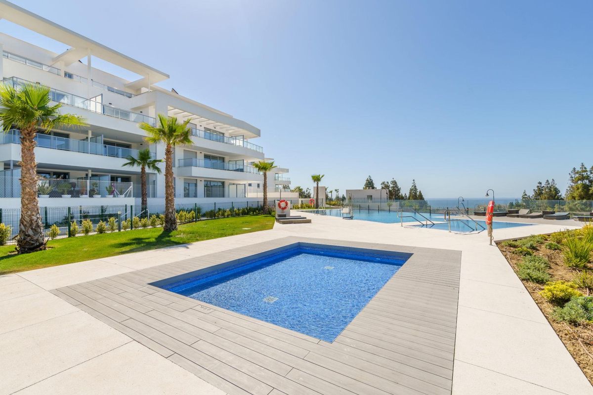 Ontspannend spa-gebied met een klein zwembad en een weelderige tuin bij het penthouse in Mijas.
