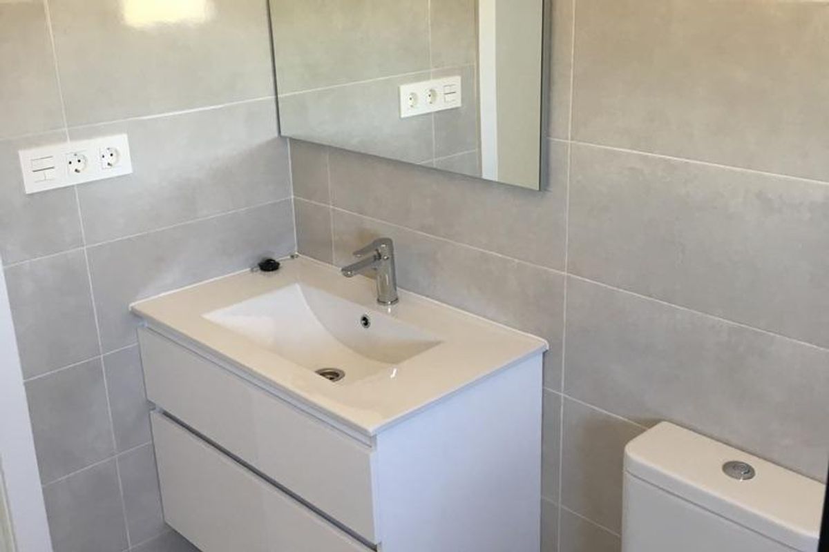 Heldere badkamer met moderne armaturen in de 3-slaapkamer villa in Pinoso, die de strakke stijl toont.