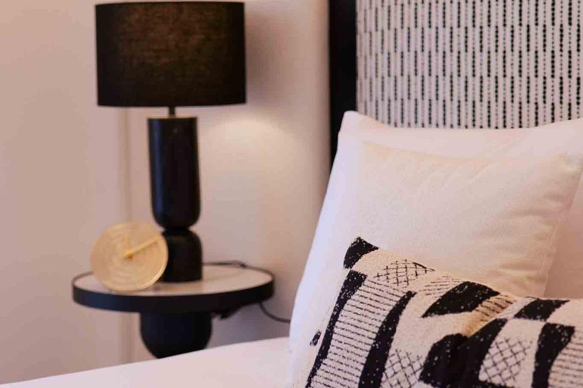 Gedetailleerd uitzicht op een gezellige slaapkamer met stijlvolle decoratie en nachtlamp in Rojales, Costa Blanca Zuid.