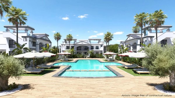 Buitenzicht op een modern gemeenschappelijk zwembad omgeven door palmbomen in Rojales, Costa Blanca Zuid, Spanje.