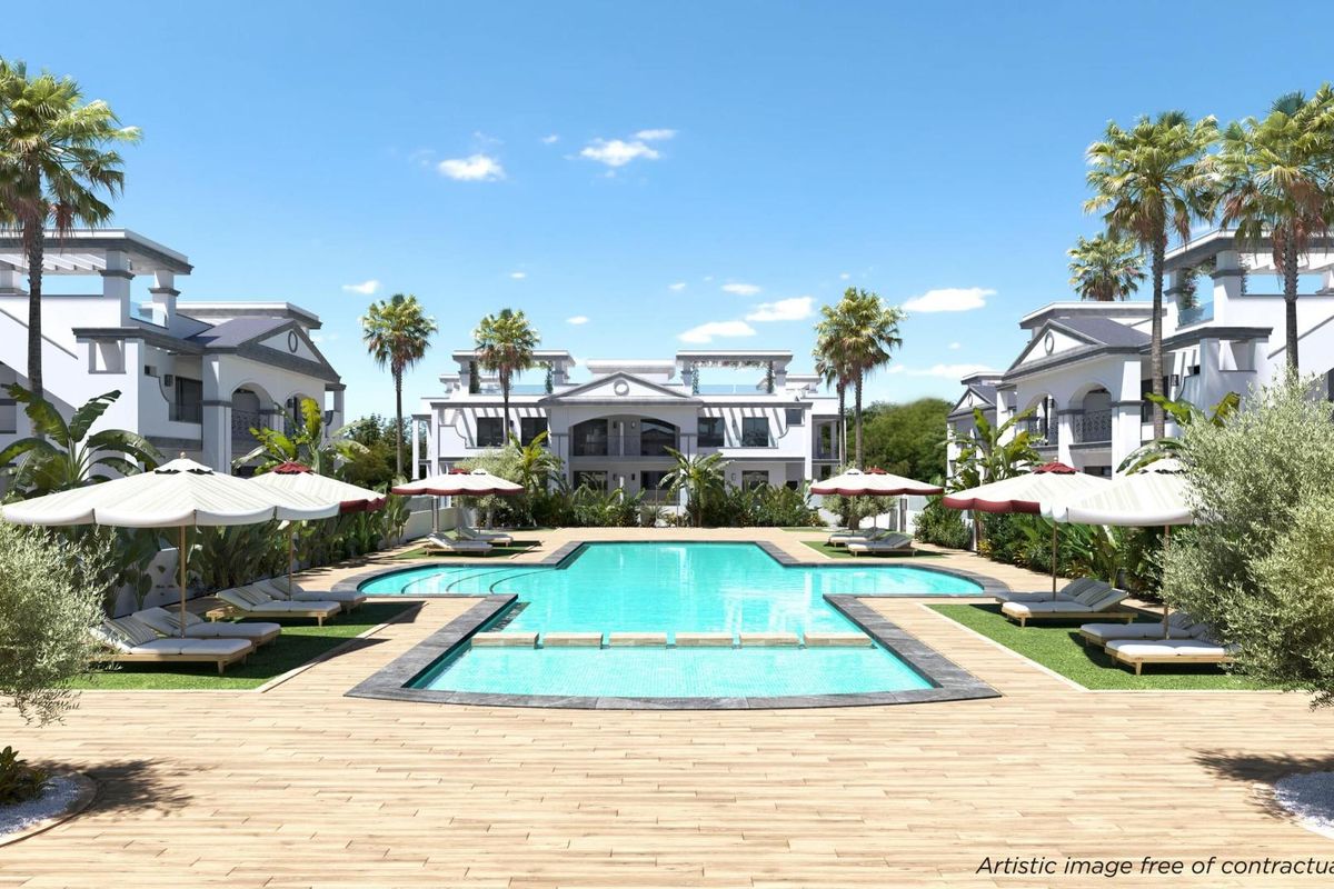 Buitenzicht op een modern gemeenschappelijk zwembad omgeven door palmbomen in Rojales, Costa Blanca Zuid, Spanje.