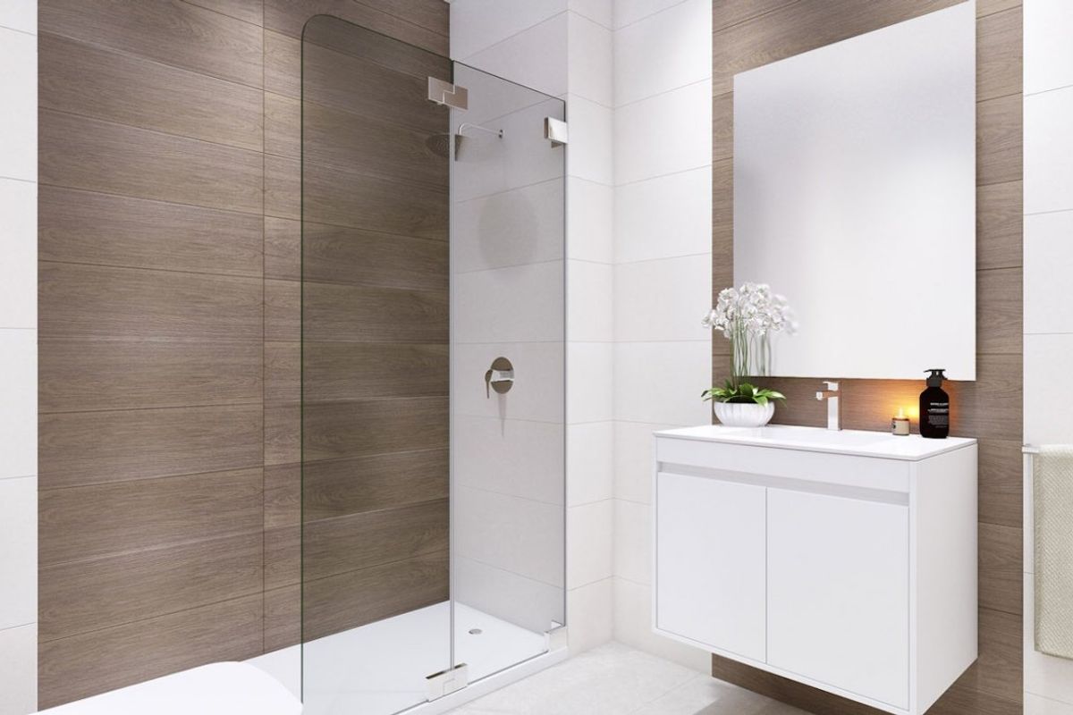 Moderne badkamer met inloopdouche in een penthouse gelegen in Manilva, Costa del Sol.