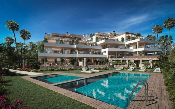 Buitenkant van een modern 4-slaapkamer appartement in Marbella, met een zwembad en weelderige tuinen.