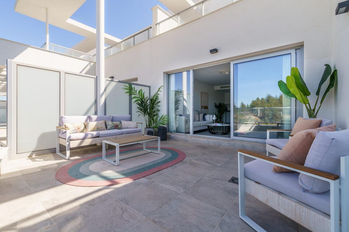 Charmant terras met zithoek voor buitenontspanning bij het penthouse in Mijas.