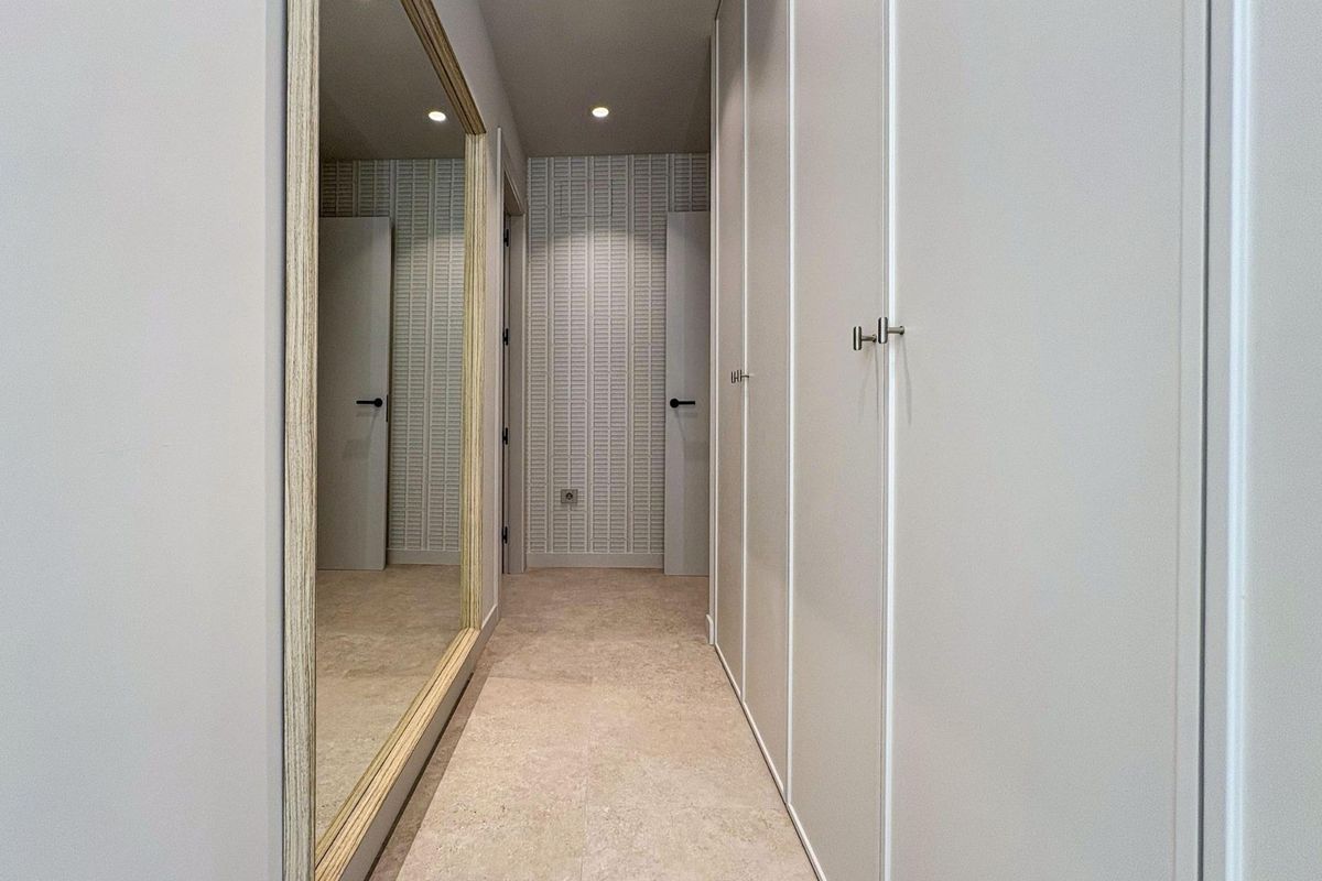 Ruimtelijke kleedkamer met spiegels in de 5-slaapkamer villa in Rojales, die de opbergmogelijkheden vergroten.