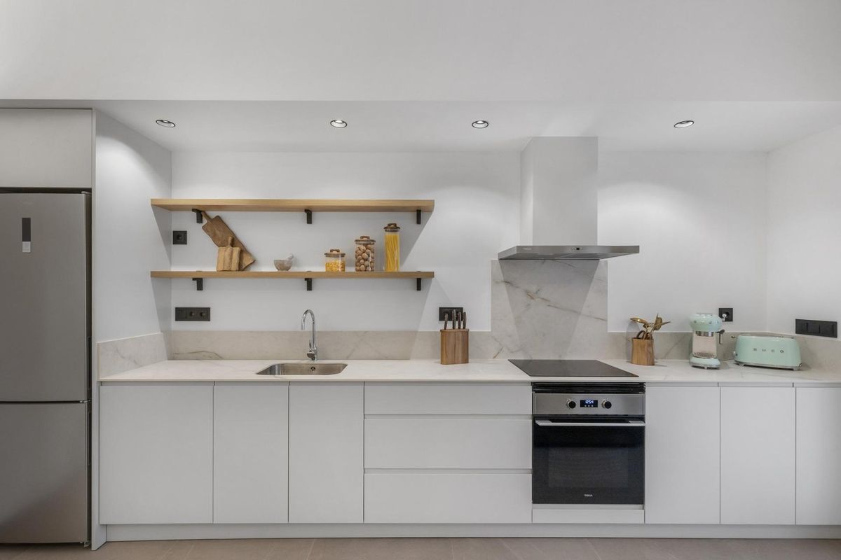 Stijlvolle keuken met minimalistisch design en natuurlijke elementen in een appartement in Torrevieja.