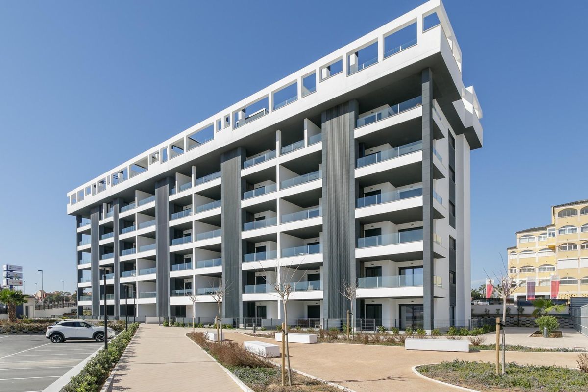 NIEUWBOUW GESLOTEN URBANISATIE IN TORREVIEJA OP SLECHTS 700M VAN HET STRAND