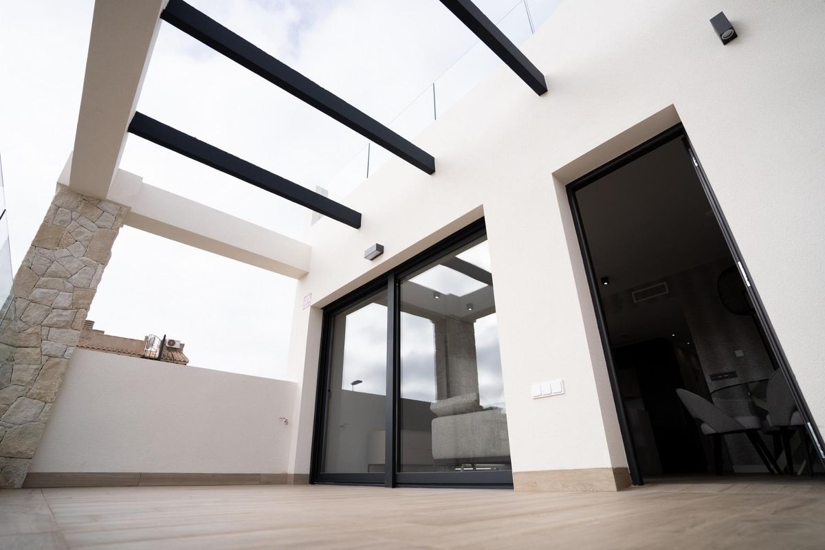 Uitzicht vanaf het terras van een modern herenhuis in Orihuela Costa, met een strak design en buitenruimte.