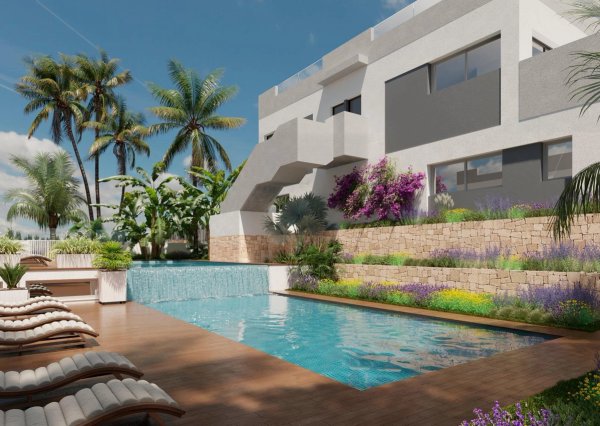 Elegant zwembad met palmbomen en bloemen buiten een 3-slaapkamer appartement in Torrevieja, Costa Blanca.