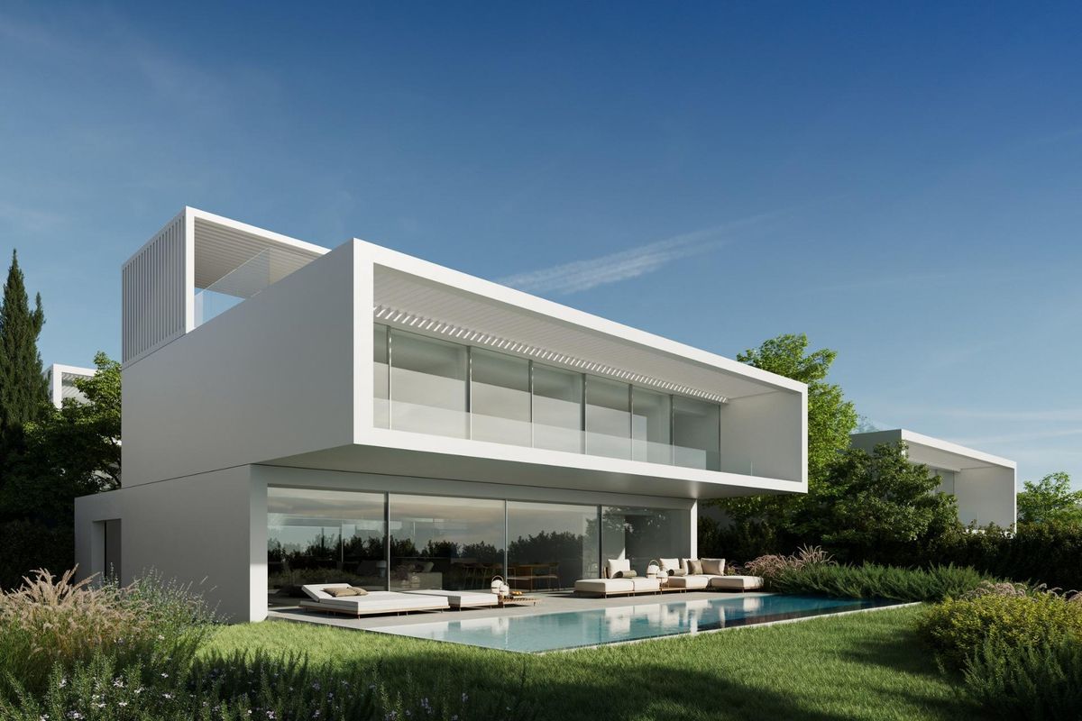 Moderne villa met een groot balkon en zwembad, omgeven door weelderig groen in Estepona, Costa del Sol.
