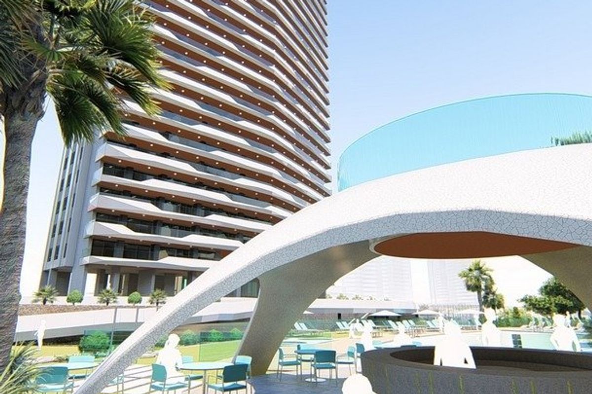 Buitenterras met moderne stoelen naast het appartementencomplex in het zonnige Benidorm, Costa Blanca.