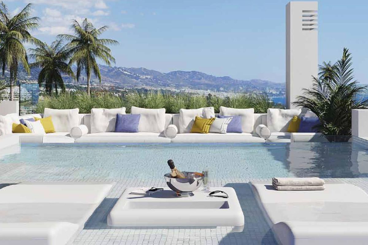 Chique zwembadgebied met ligbedden en uitzicht op zee, perfect voor ontspanning in een penthouse in Torrevieja.