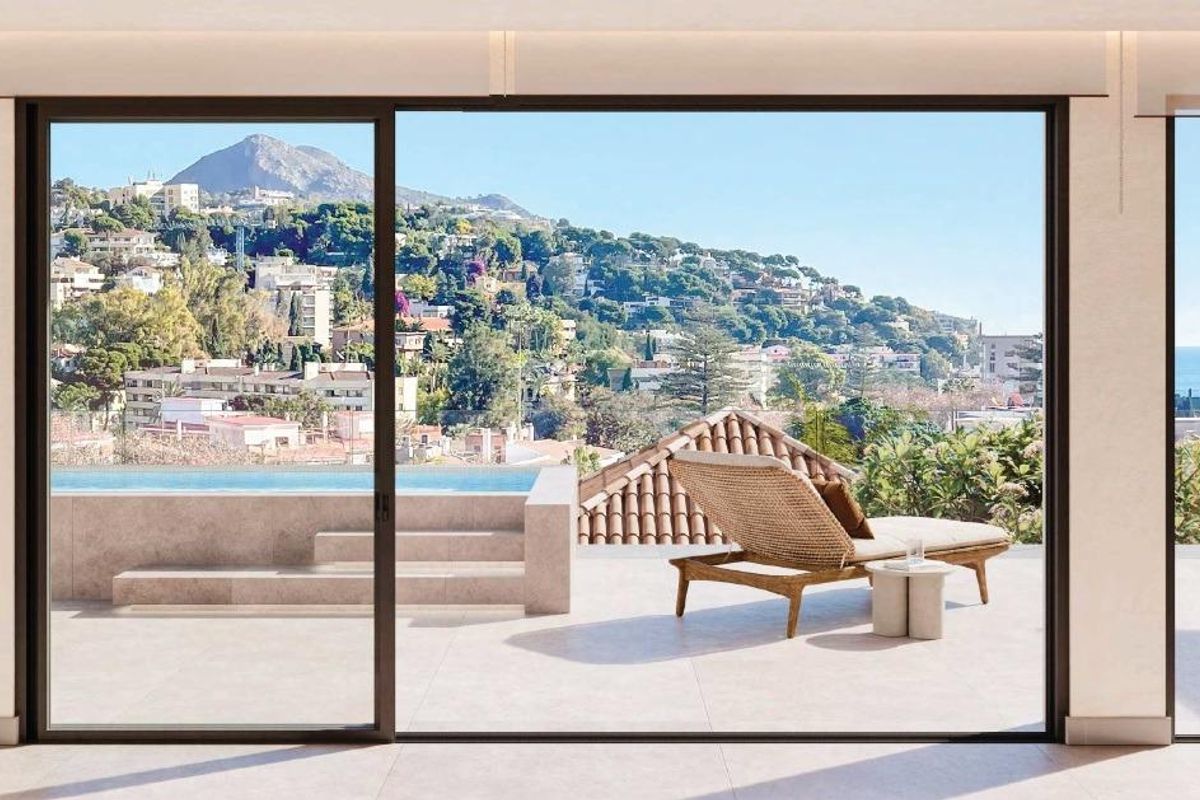 Ruime woonkamer met een panoramisch uitzicht op Málaga en een infinity pool.