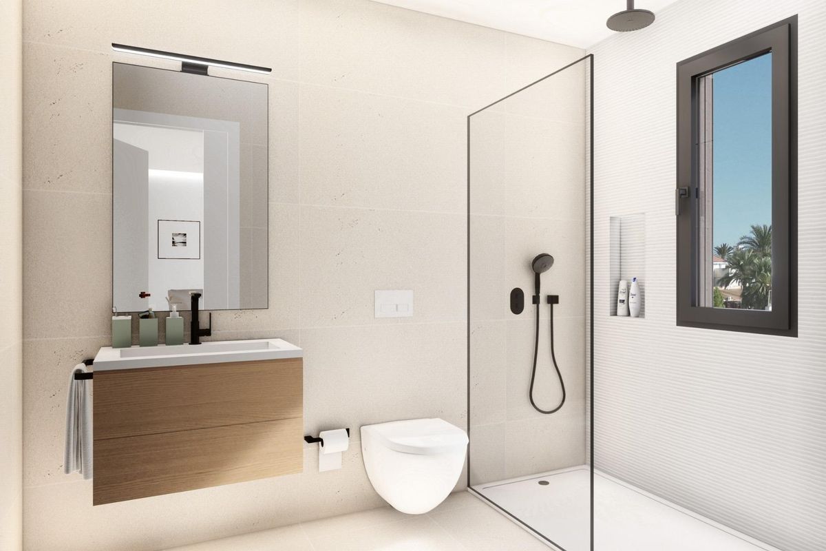 Moderne badkamer met glazen douche en strakke kasten in een appartement op de begane grond in San Pedro del Pinatar.