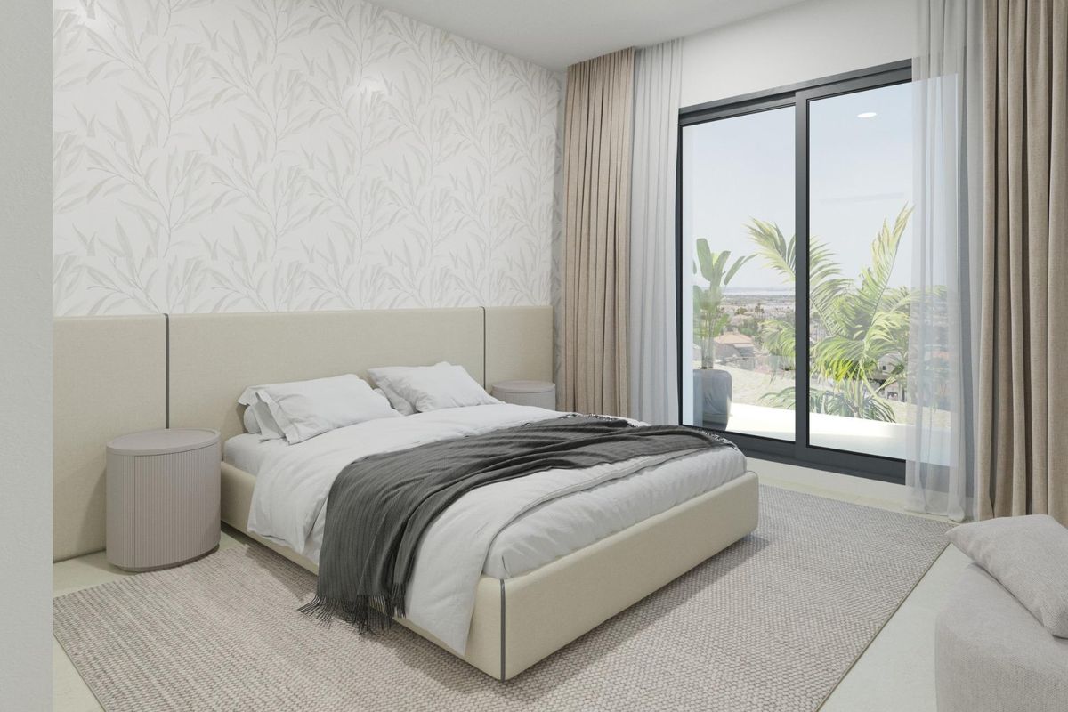 Heldere slaapkamer met grote ramen en een serene sfeer in een villa in Ciudad Quesada.