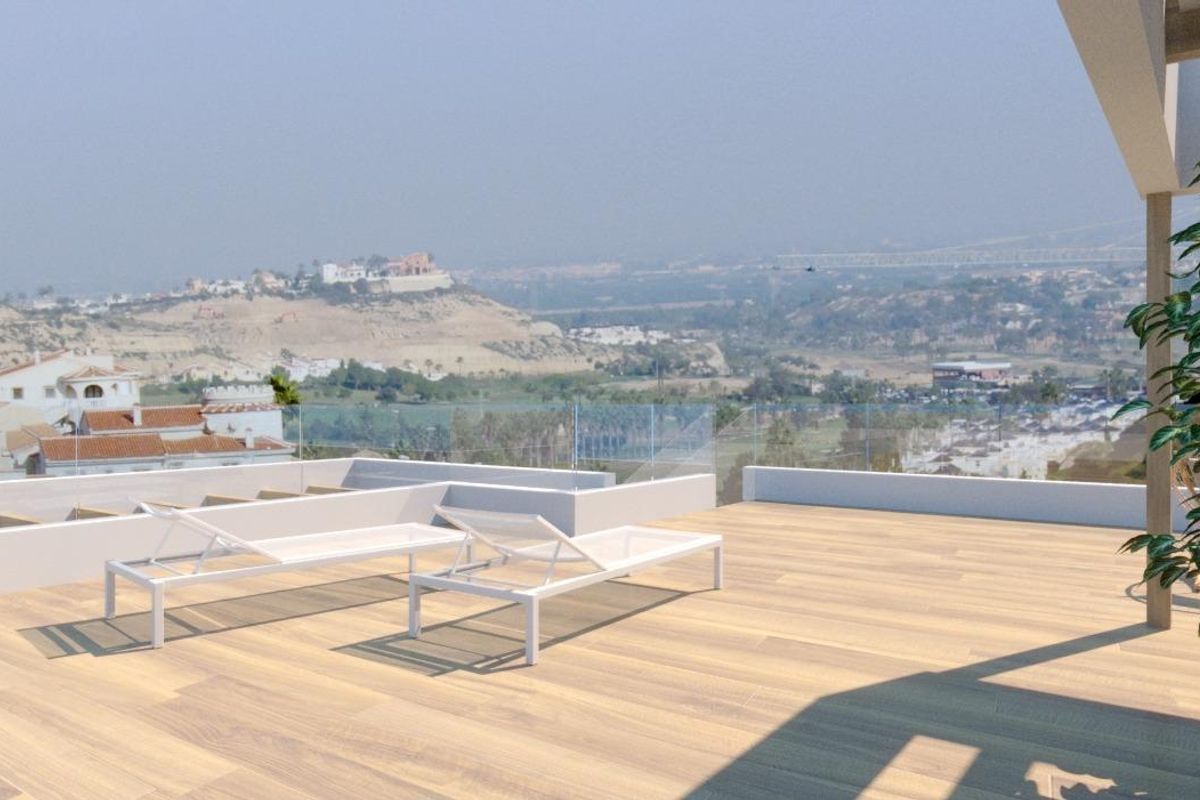 Schilderachtig uitzicht vanaf het villa-terras met uitzicht op heuvels in Ciudad Quesada, Costa Blanca.