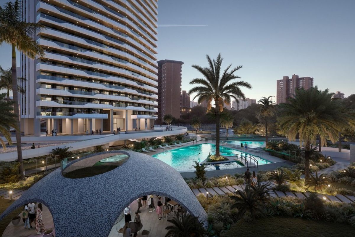 Buitenkant van het appartementencomplex met een zwembad en palmbomen in Benidorm, Costa Blanca, Spanje.