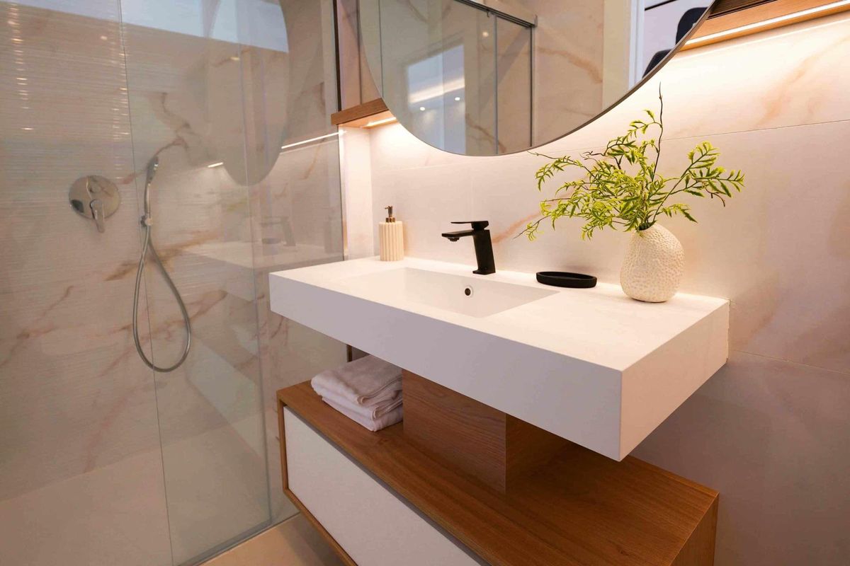 Een gedetailleerd uitzicht op het chique wastafelgedeelte van de badkamer, met moderne designelementen in Rojales, Costa Blanca Zuid.