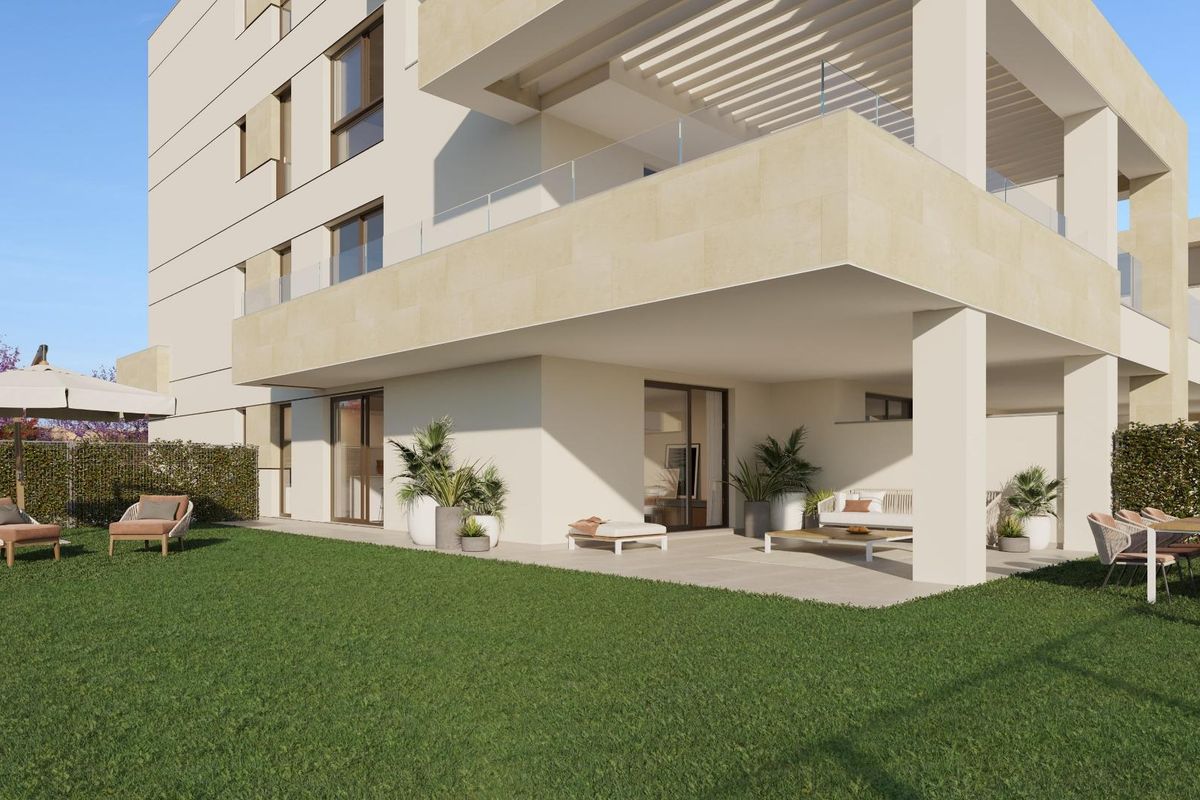 Buitenzicht op een 3-slaapkamer penthouse in Estepona, met een prive-tuin en stijlvolle buitenzitplaatsen.