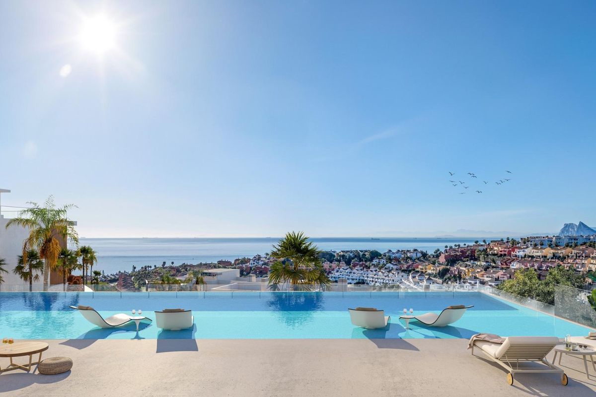 Infinity pool met prachtig uitzicht over de kustlijn en de stad in San Roque.